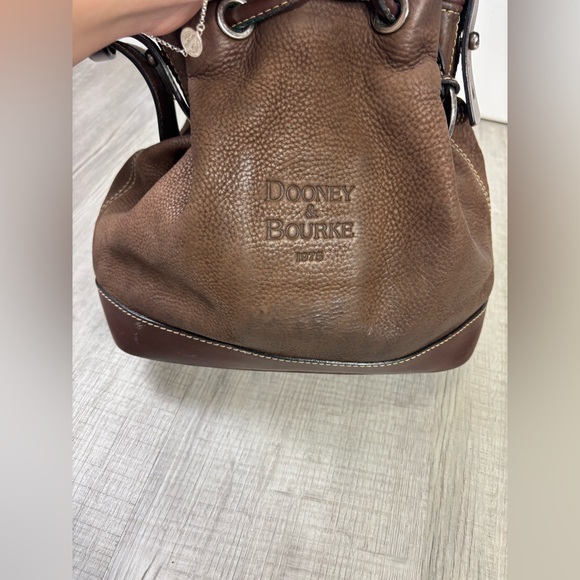 Dooney & Bourke vintage brown leather drawstring bucket bag - Picture 2 of 10